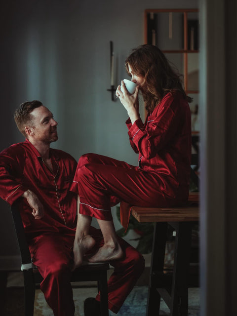 Die 9 unglaublichen Vorteile von Seidenpyjamas für Männer und Frauen