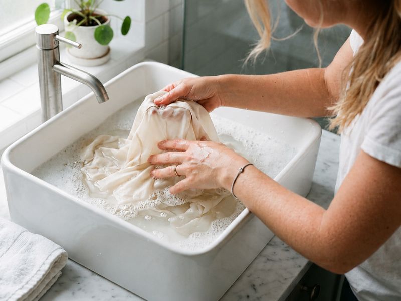 Schonende Handwäsche von Seidenmischgewebe in kühlem Wasser