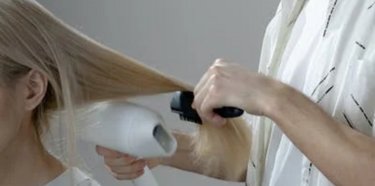 Verabschieden Sie sich von krausem Haar: 5 bewährte Tipps für glatte, seidige Locken