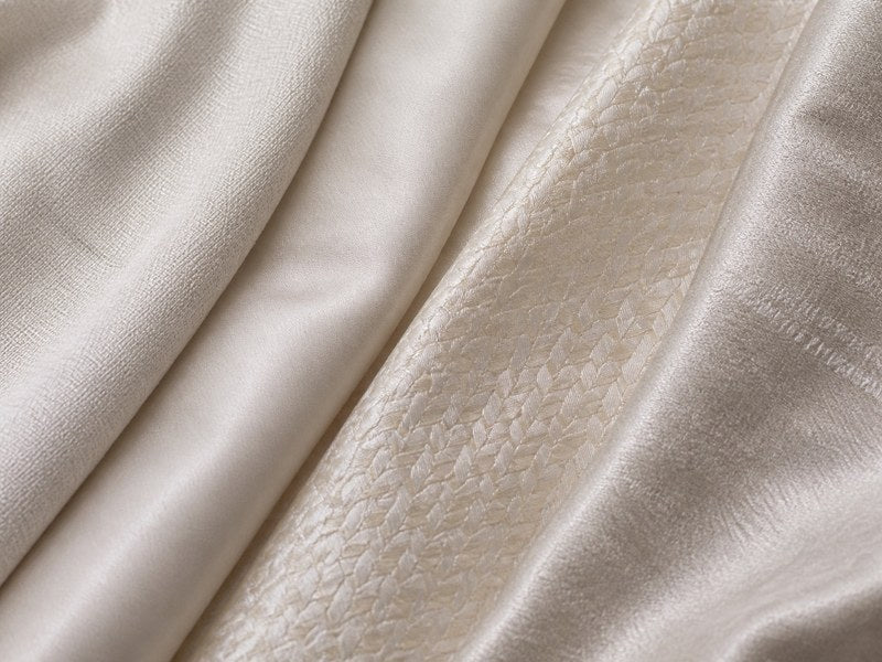 Auswahl eleganter Seidenkleidung für verschiedene Anlässe