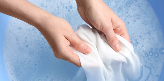 Pflege von Seidenlaken: Leitfaden zum Waschen und zur Häufigkeit