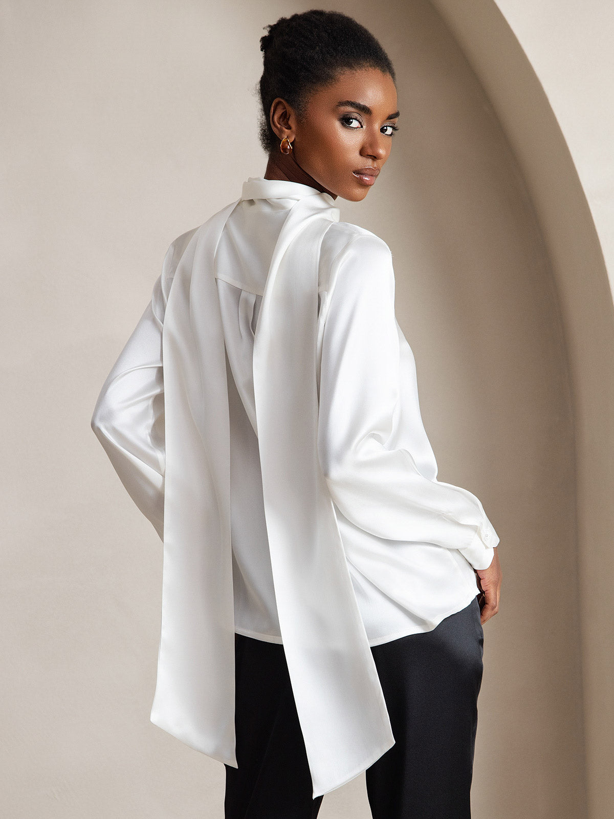 [Weiß] SilkSilky-DE Long Sleeve High Neck Bluse 002