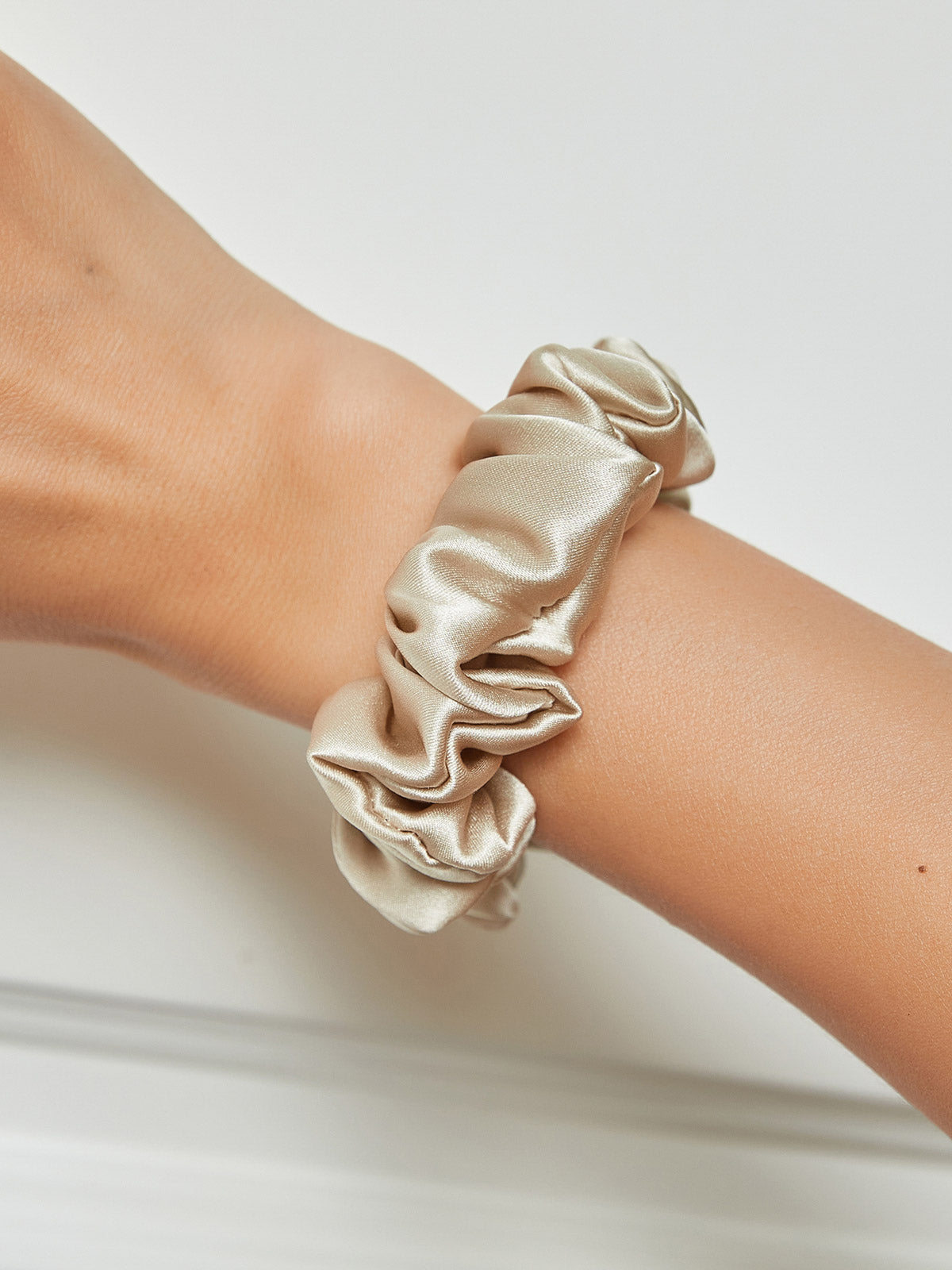 [Beige] SilkSilky-DE 19Momme Reine Seide Scrunchie 001