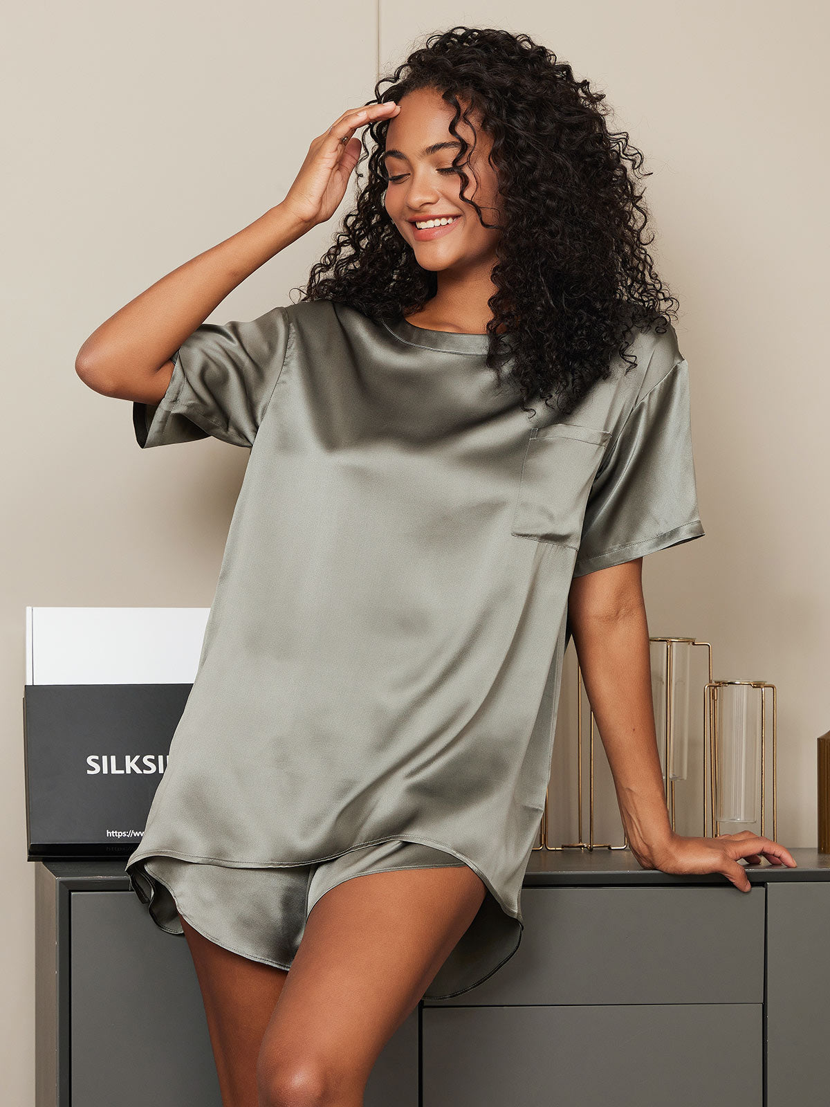 SilkSilky-DE Reine Seide Kurzärmelig Rundkragen Damen Pyjamas Graugrün 001