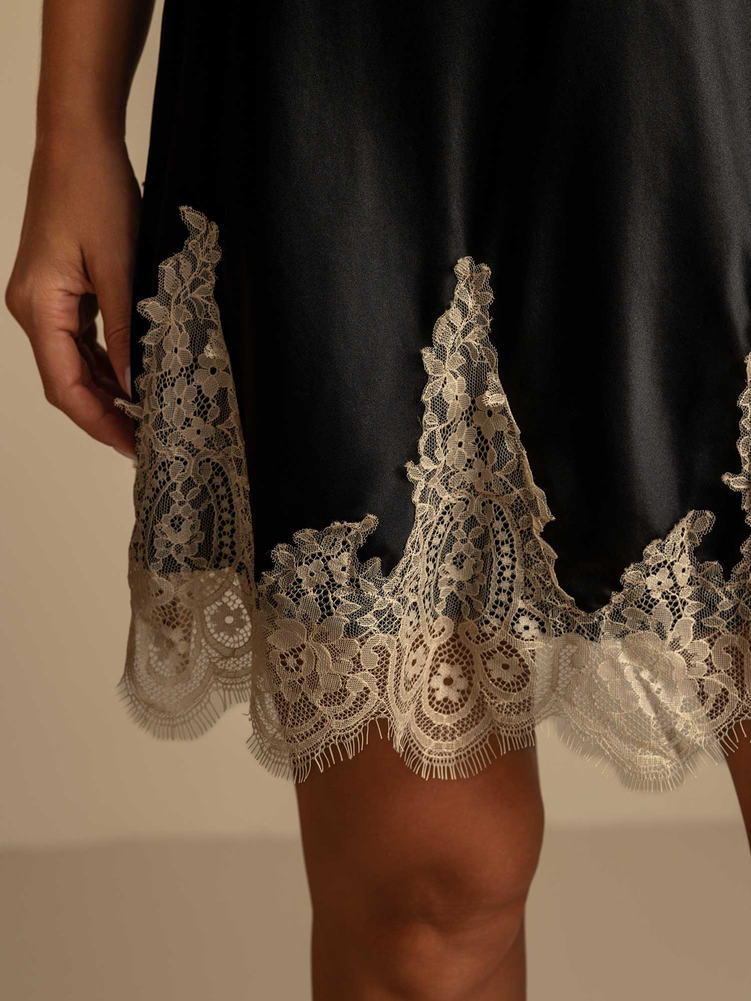 [Schwarz+Beige] SilkSilky-DE Reine Seide Nightgown 005,