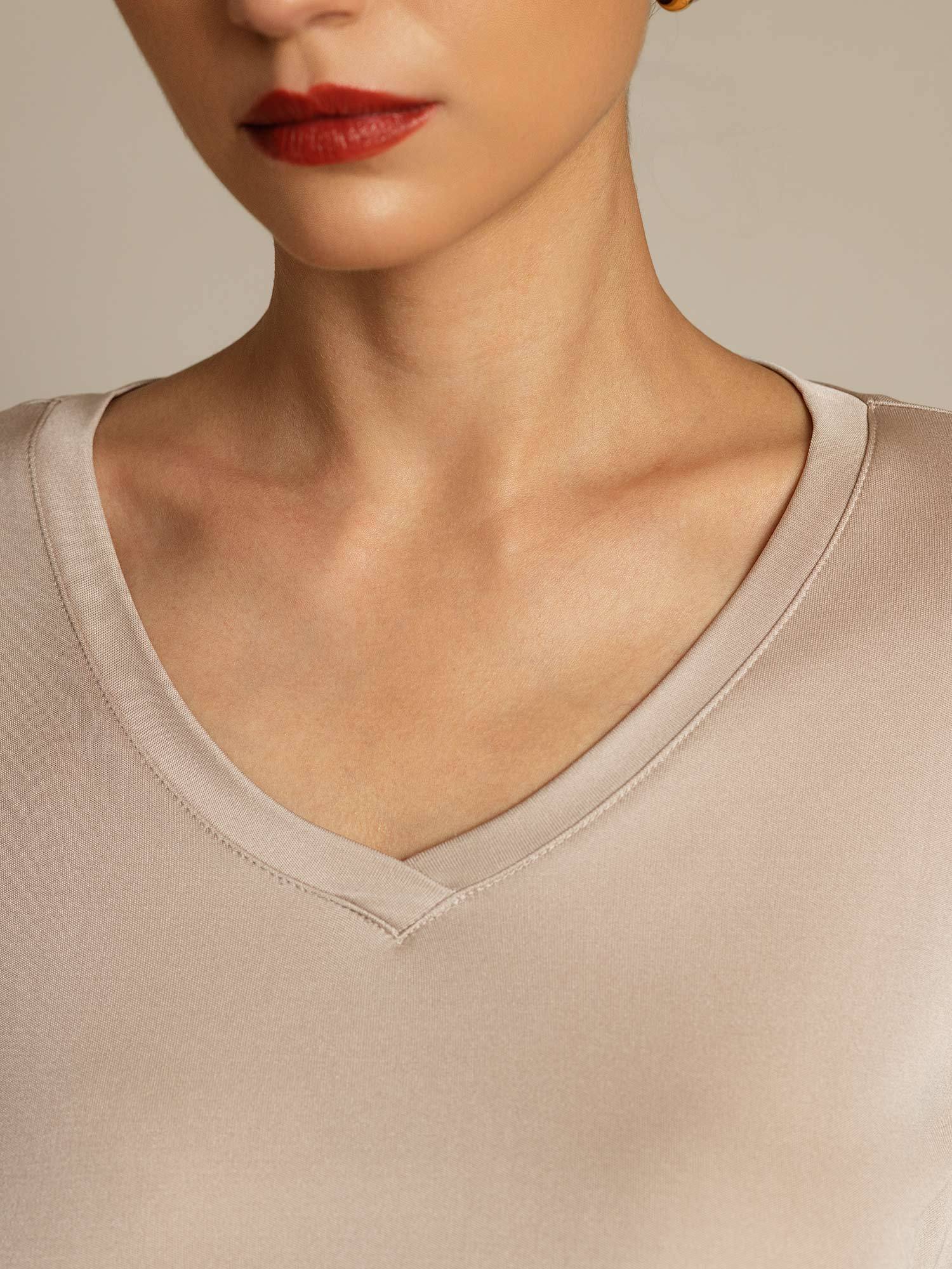[Hellkhaki] SilkSilky-DE Reine Seide V Ausschnitt T-Shirt 004