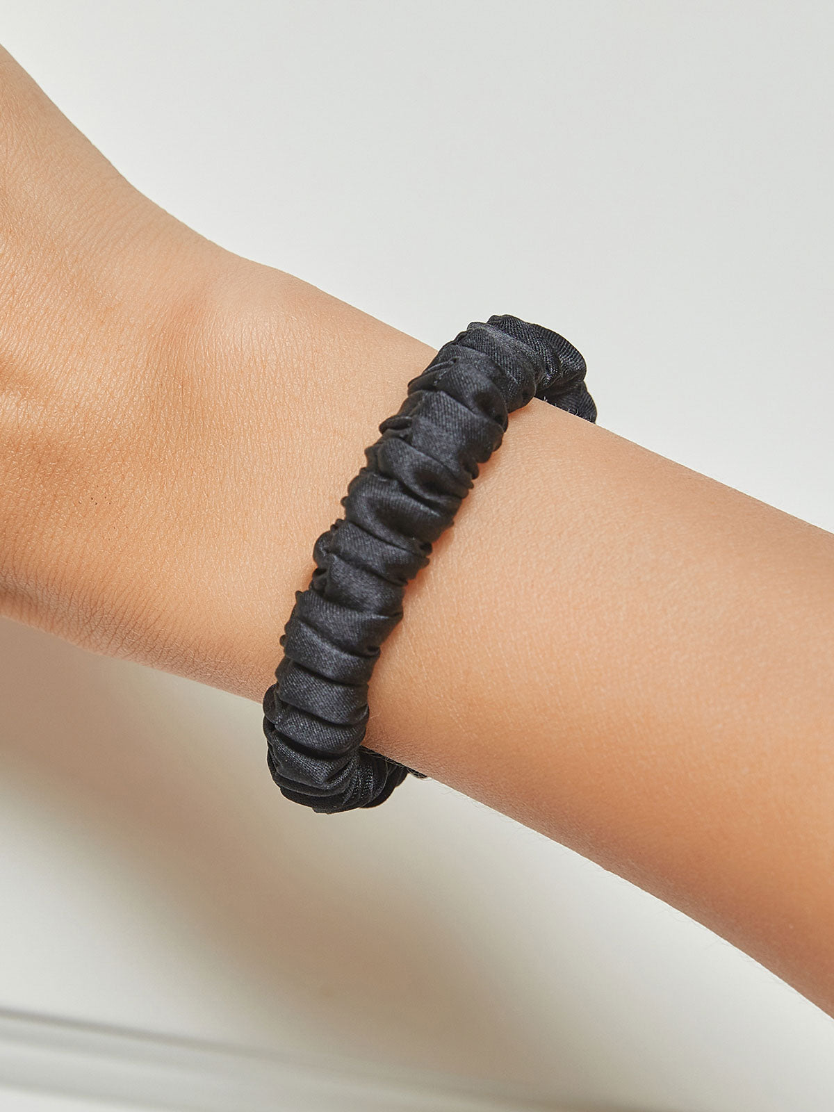 [Schwarz] SilkSilky-DE 19Momme Scrunchie 001