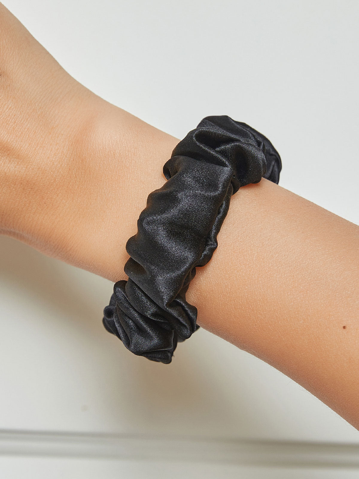 [Schwarz] SilkSilky-DE 19Momme Reine Seide Scrunchie 001