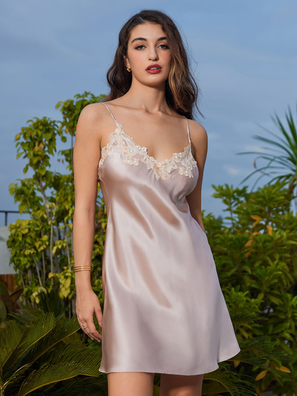 Chemise-Slip-Kleid aus reiner Seide mit V-Rücken