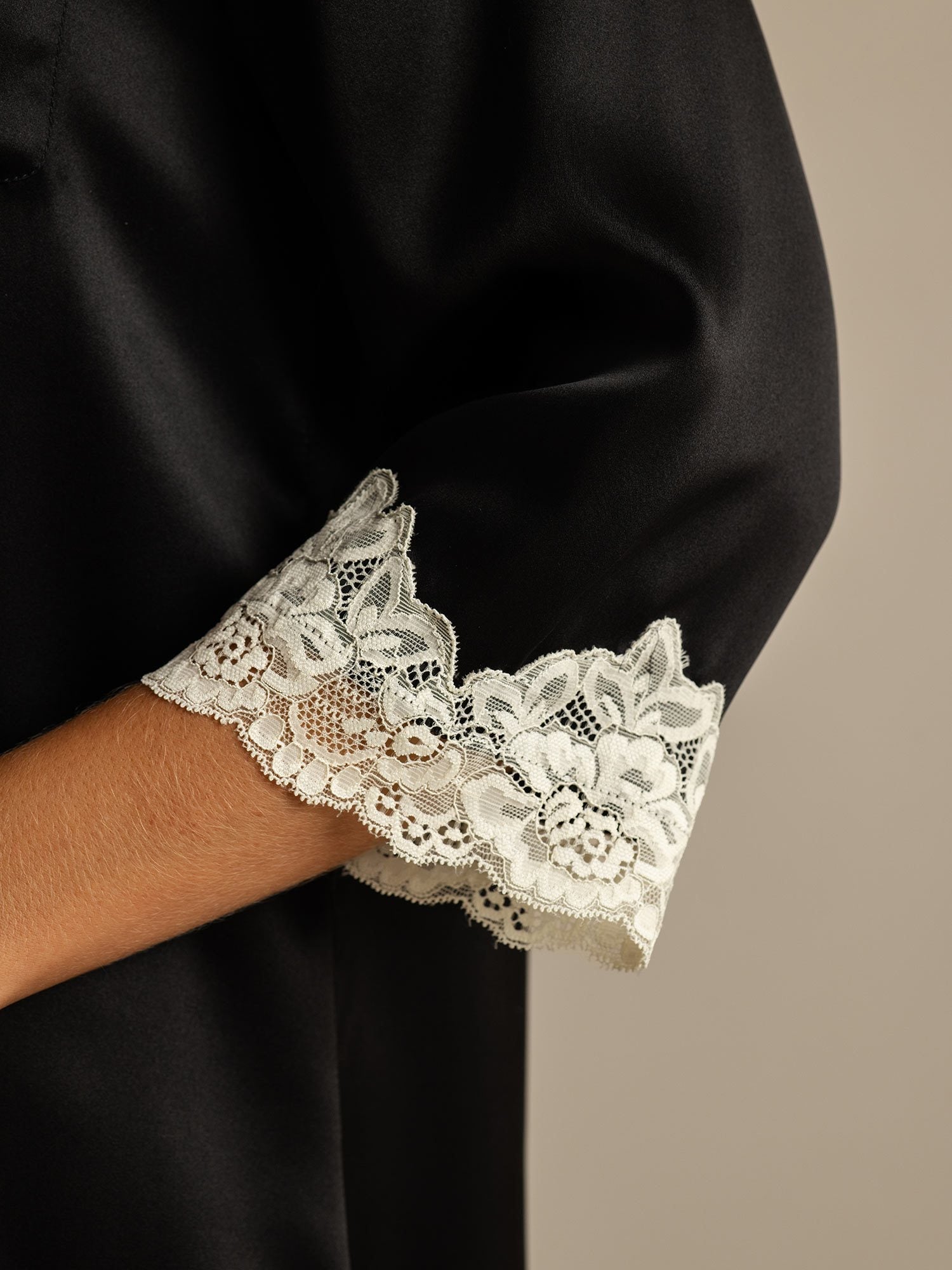 [Schwarz] SilkSilky-DE Reine Seide Umlegekragen Schlafhemd 005