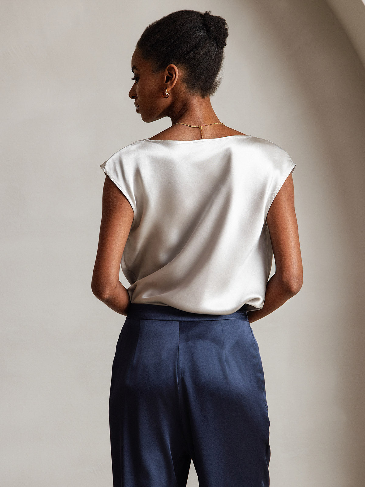 [Hellgrau] SilkSilky-DE 19Momme Seide Ärmellos Wasserfallausschnitt T-Shirt 002